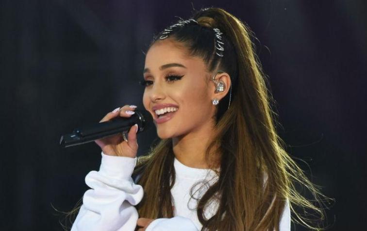 Ariana Grande se luce imitando a Celine Dion cuando niña