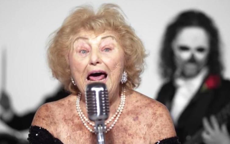 Tiene 96 años y la rompe en internet como cantante de una banda metal