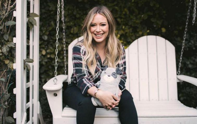 Hilary Duff recrea icónica foto "maternal" de Rachel McAdams