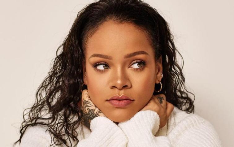 Rihanna se luce modelando su propia línea de ropa interior