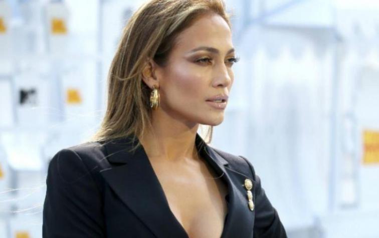 Jennifer Lopez luce infartante figura a los 49 y reclama machismo