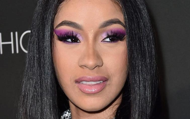 Cardi B luce tonificado abdomen en ropa interior y su cabello al natrual