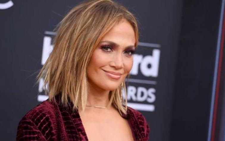Jennifer Lopez luce reluciente sin maquillaje a sus 49 años