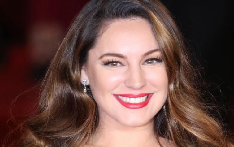 Kelly Brook sorprende con reveladora imagen de su pasado