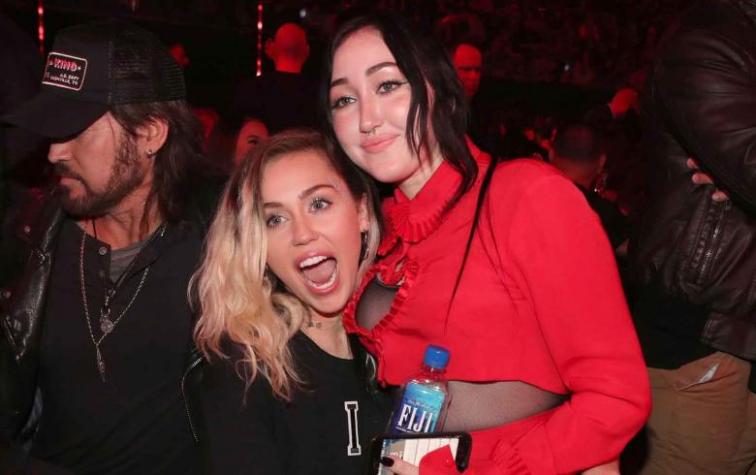 El ramo de flores con "sorpresa" que le dio Miley Cyrus a Noah por su cumpleaños