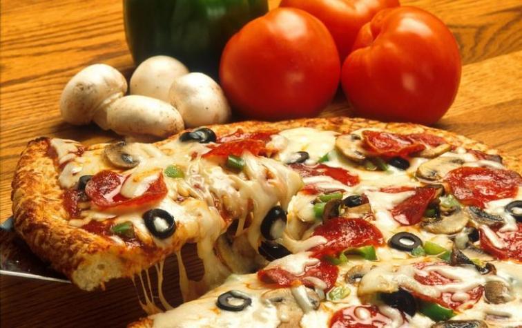 ¿Es mejor pedir dos pizzas medianas o una familiar?