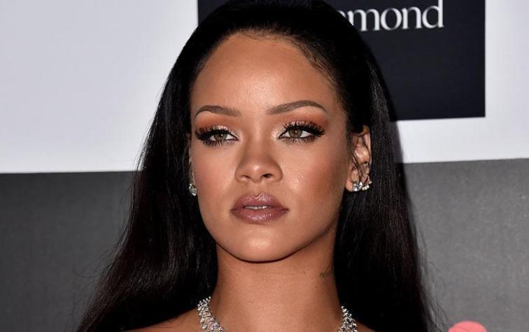Rihanna lleva la tendencia oversize al extremo en sus pantalones