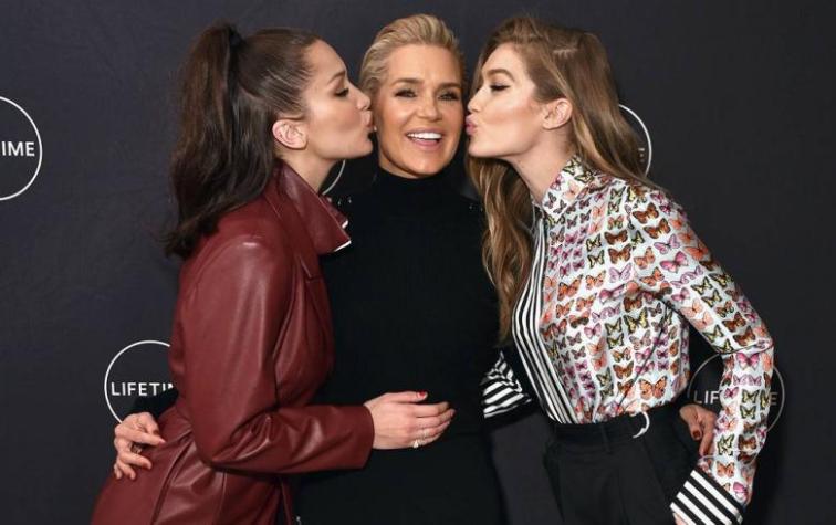 Mamá de Gigi y Bella Hadid muestra su cuerpo tras deshacerse de sus implantes