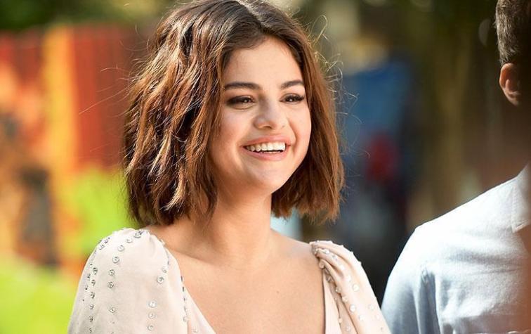 Selena Gomez demuestra que la polera blanca no debe faltar en tu clóset