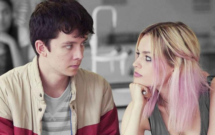 Actriz de “Sex Education” responde a las comparaciones con Margot Robbie