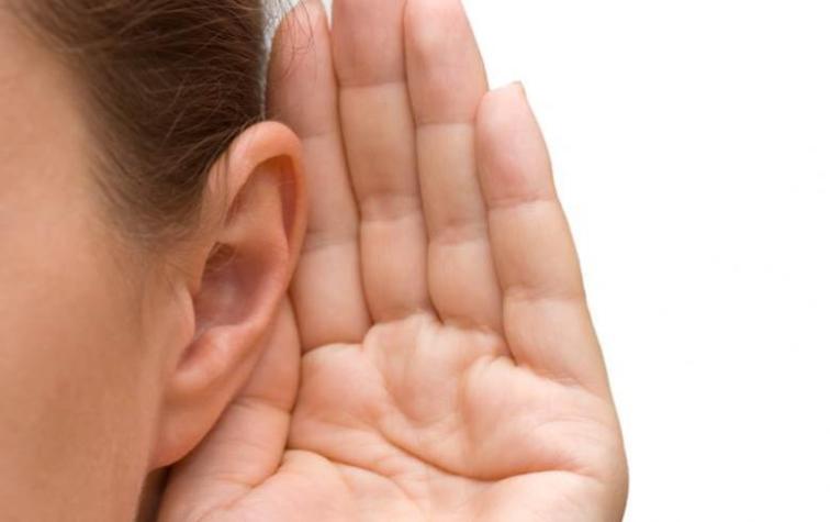 Mujer sufre rara enfermedad y deja de escuchar las voces de los hombres