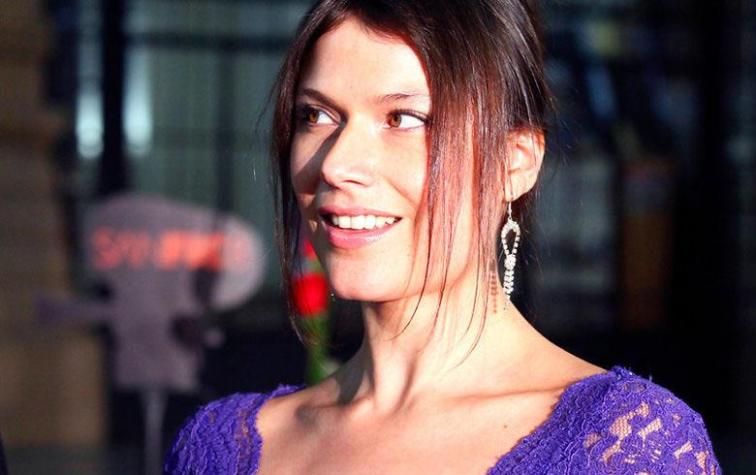 Catherine Mazoyer compartió serie de fotos en un pequeño bikini rosa