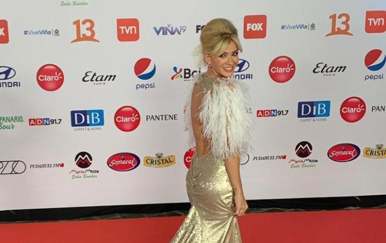 El look metalizado y con plumas de la China Suárez