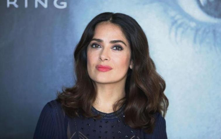 Salma Hayek se luce en aplaudida selfie sin maquillaje y con sus canas a la vista