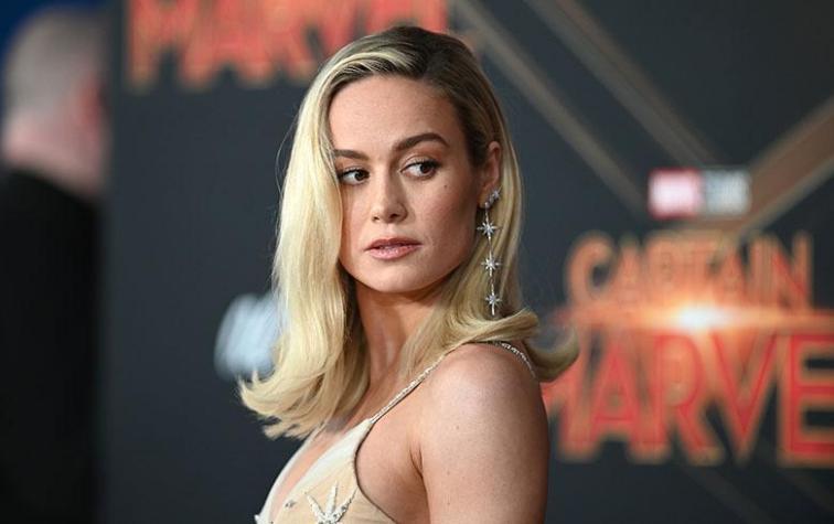 Brie Larson sorprende a fanáticos en el estreno de "Capitana Marvel" y sirve palomitas en el cine