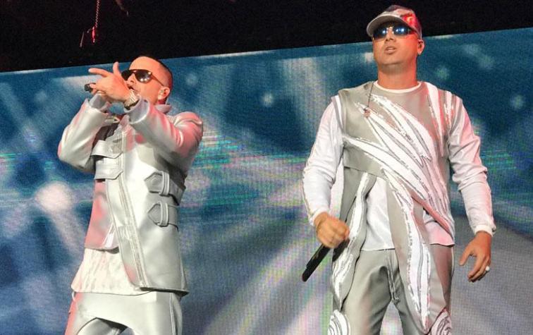 Wisin y Yandel deleitaron con show espacial a un Movistar Arena repleto