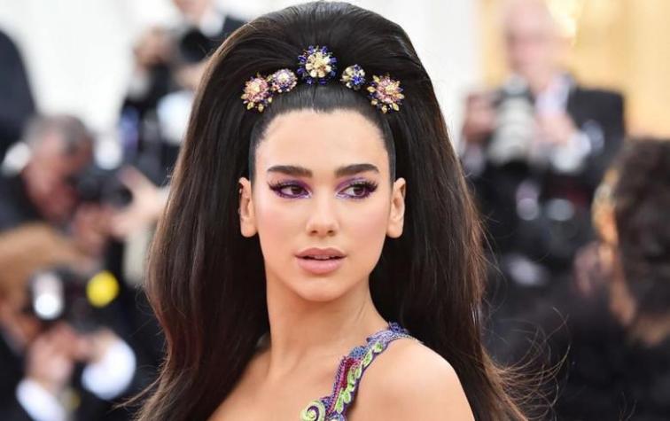 Dua Lipa se deja ver sin maquillaje previo a la MET Gala