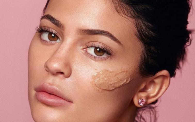 Tildan de falsos los "reviews" de Kylie Jenner sobre su nueva línea "Kylie Skin"