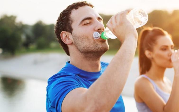 Joven muere de un infarto por beber agua helada tras hacer deporte