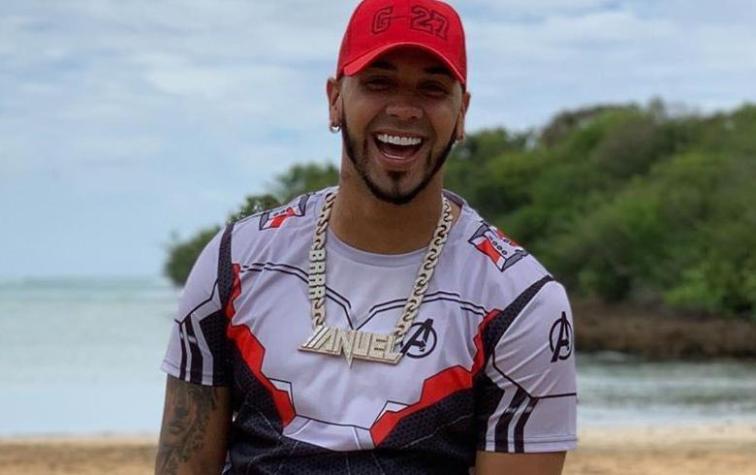 Anuel AA protagoniza nueva polémica: le puso dientes de oro a su hijo de seis años