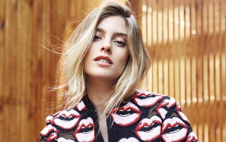 Josefina Cisternas firma contrato discográfico con Sony Music