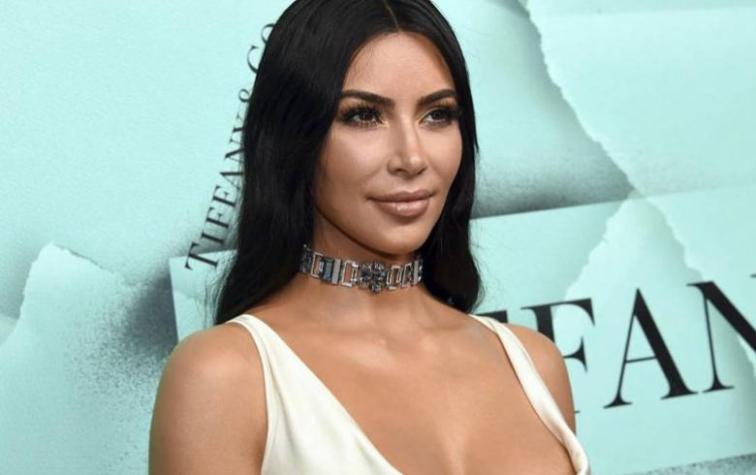  Kim Kardashian puso a prueba su línea de maquillaje en tiempo real