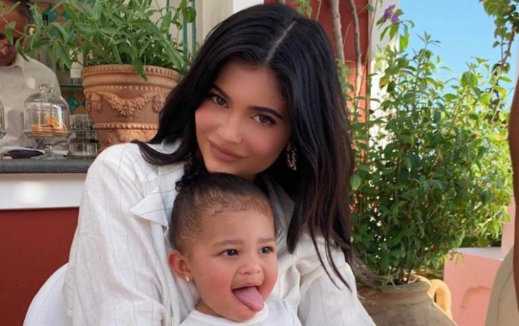 Hija de Kylie Jenner sigue los pasos de su mamá en el maquillaje en tierno video