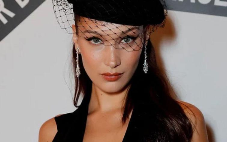 Bella Hadid lleva la moda de la logomanía al extremo