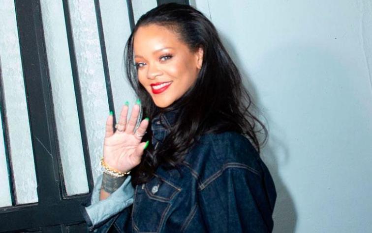 Rihanna se deja ver sin una gota de maquillaje en el aeropuerto