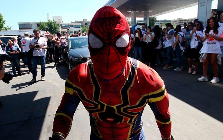 Sensual Spiderman limpia las calles de Santiago