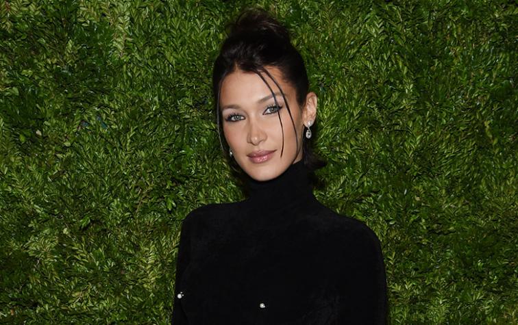 Bella Hadid luce el morral artesano de Chanel en el aeropuerto
