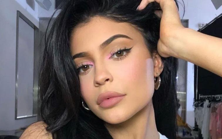 Kylie Jenner es criticada por grabarse conduciendo su lujoso auto