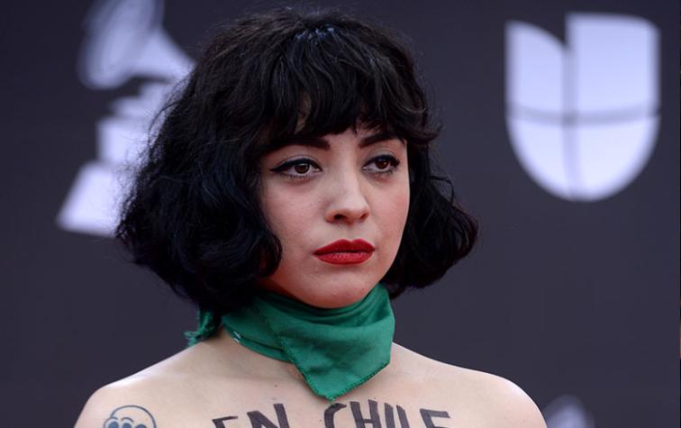 Mujer imita intervención de Mon Laferte en los Latin Grammy y se hace viral