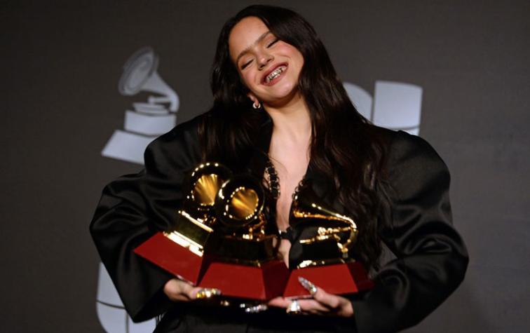 La "Rosalía" muestra dentadura de oro en los Latin Grammy
