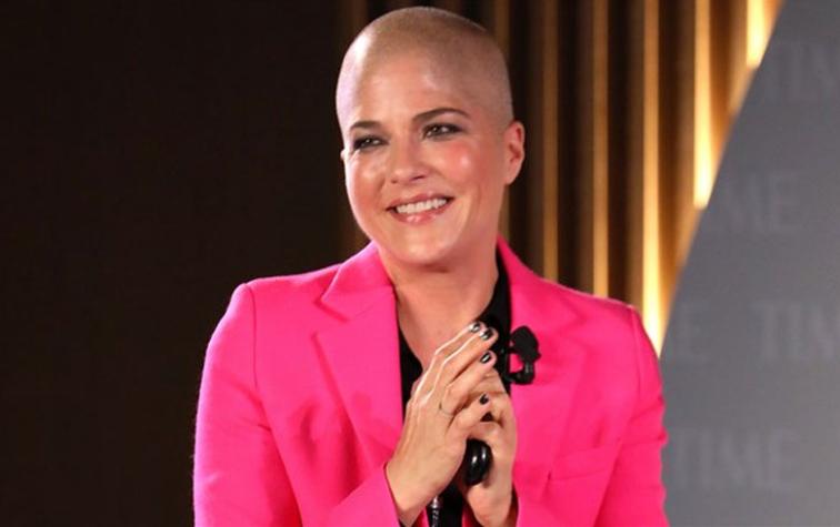 Actriz Selma Blair muestra cómo ha crecido su cabello tras quimioterapia