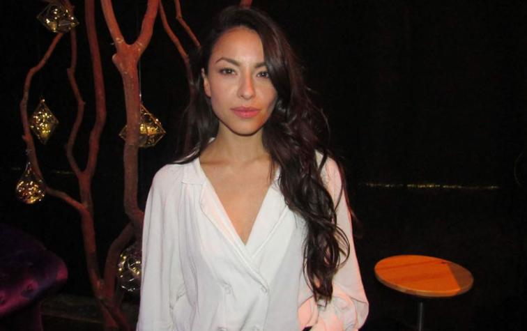 Antonia Giesen posa con vestido de gala hecho con bolsas de basura