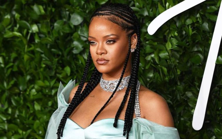 Rihanna se lució con diseño propio en la alfombra roja