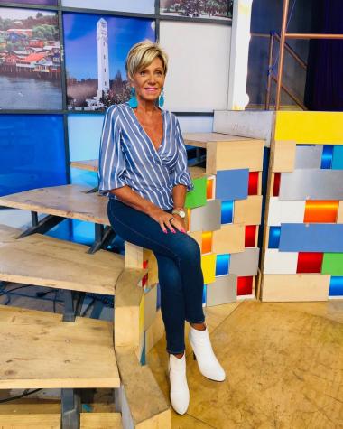 Raquel Argandoña mezcló vestido de Carolina Herrera con botas largas