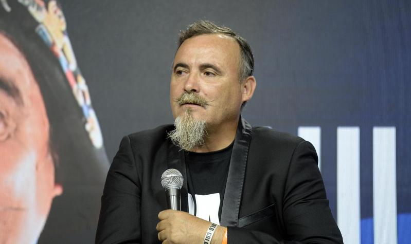 Paul Vásquez llegó a conferencia de prensa con polera del 8M