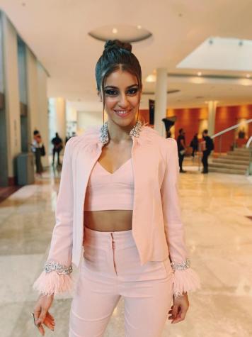 Total pink: el look de Isabela Souza para la cuarta noche de Viña 2020