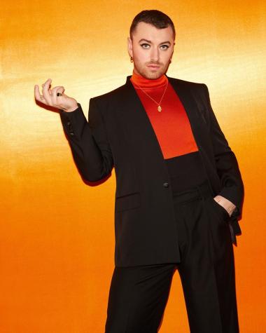 Sam Smith impacta con maxi vestido por la igualdad