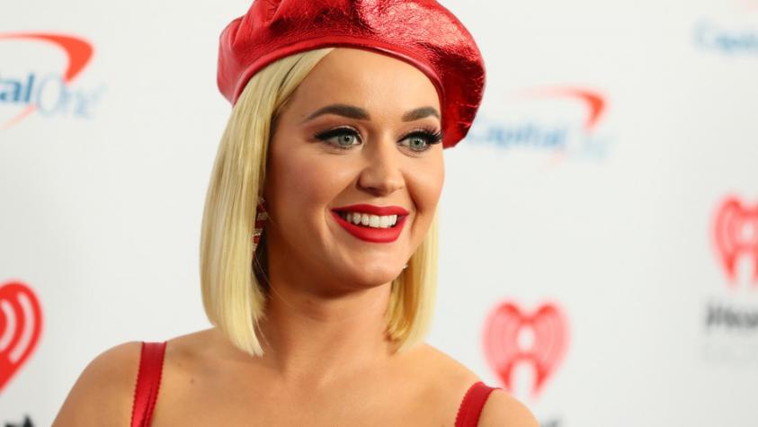 Katy Perry es paparazzeada embarazada y comprando sin mascarilla