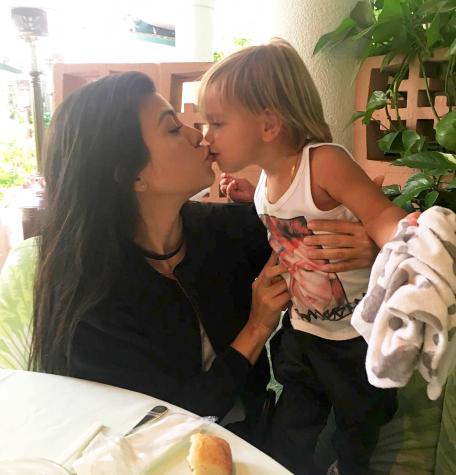 Kourtney Kardashian defiende los besos en la boca a sus hijos