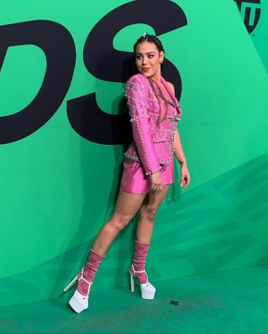 Danna Paola se une a la moda de sandalias con calcetines