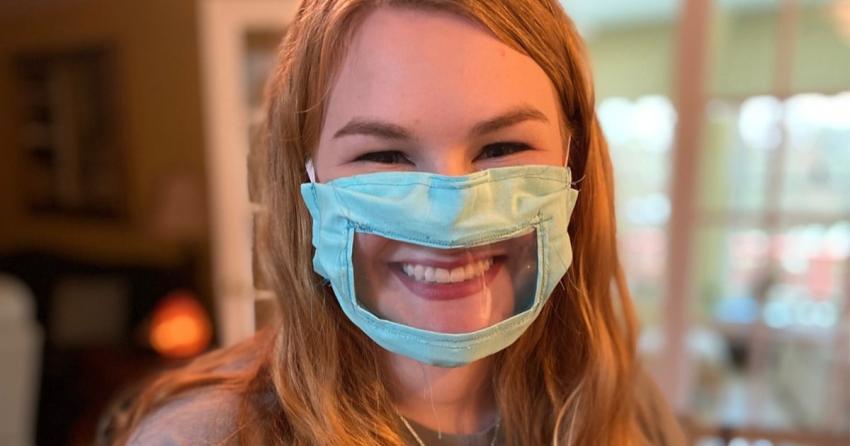Joven y su madre crean mascarillas para sordos