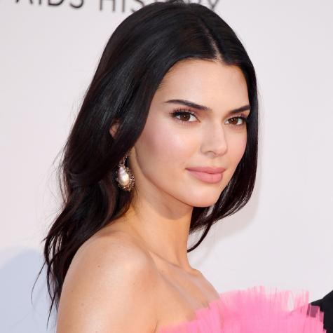 Kendall Jenner sale de paseo por Hollywood en cuarentena y en su Cadillac de 1960