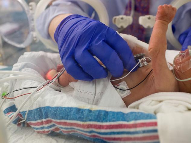 Madre conoce a su recién nacido tras dos semanas de estar en coma por coronavirus