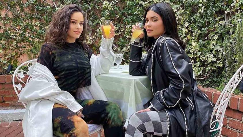 Kylie Jenner usa el mismo look que Rosalía y usuarios las hacen competir