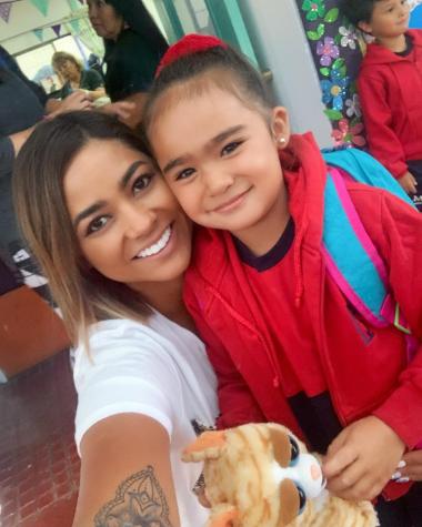 Camila Recabarren le hizo el corte de ceja de moda a su hija