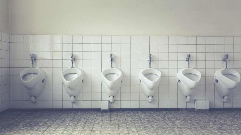 Limpiar baños públicos: ¿De qué se trata el castigo para quienes violen reglas sanitarias en Indonesia?